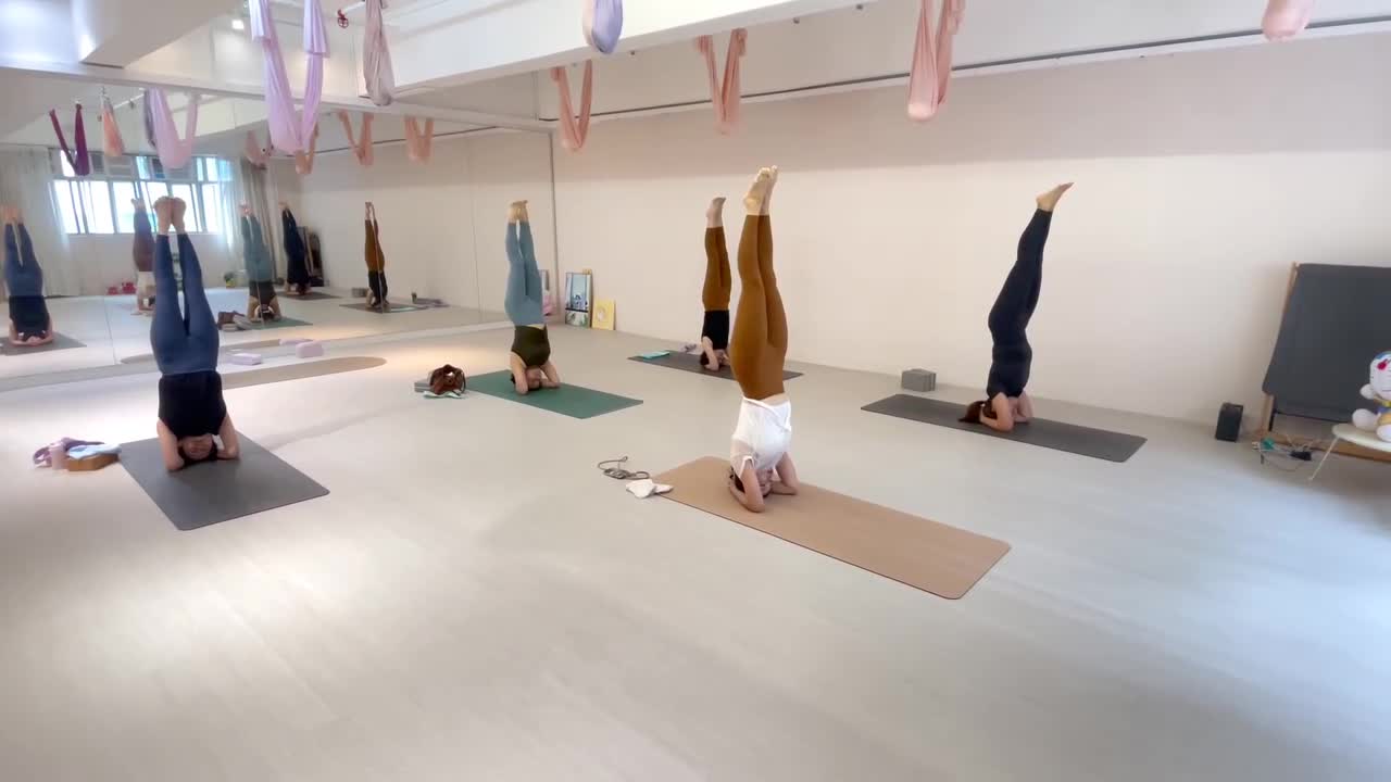 頭倒立練習 (Shirshasana)